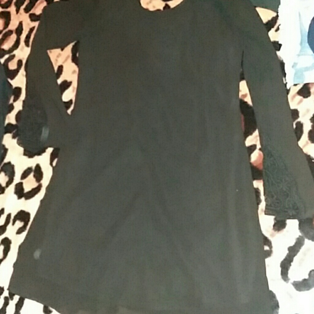 Vestido con encaje en las mangas es bonito